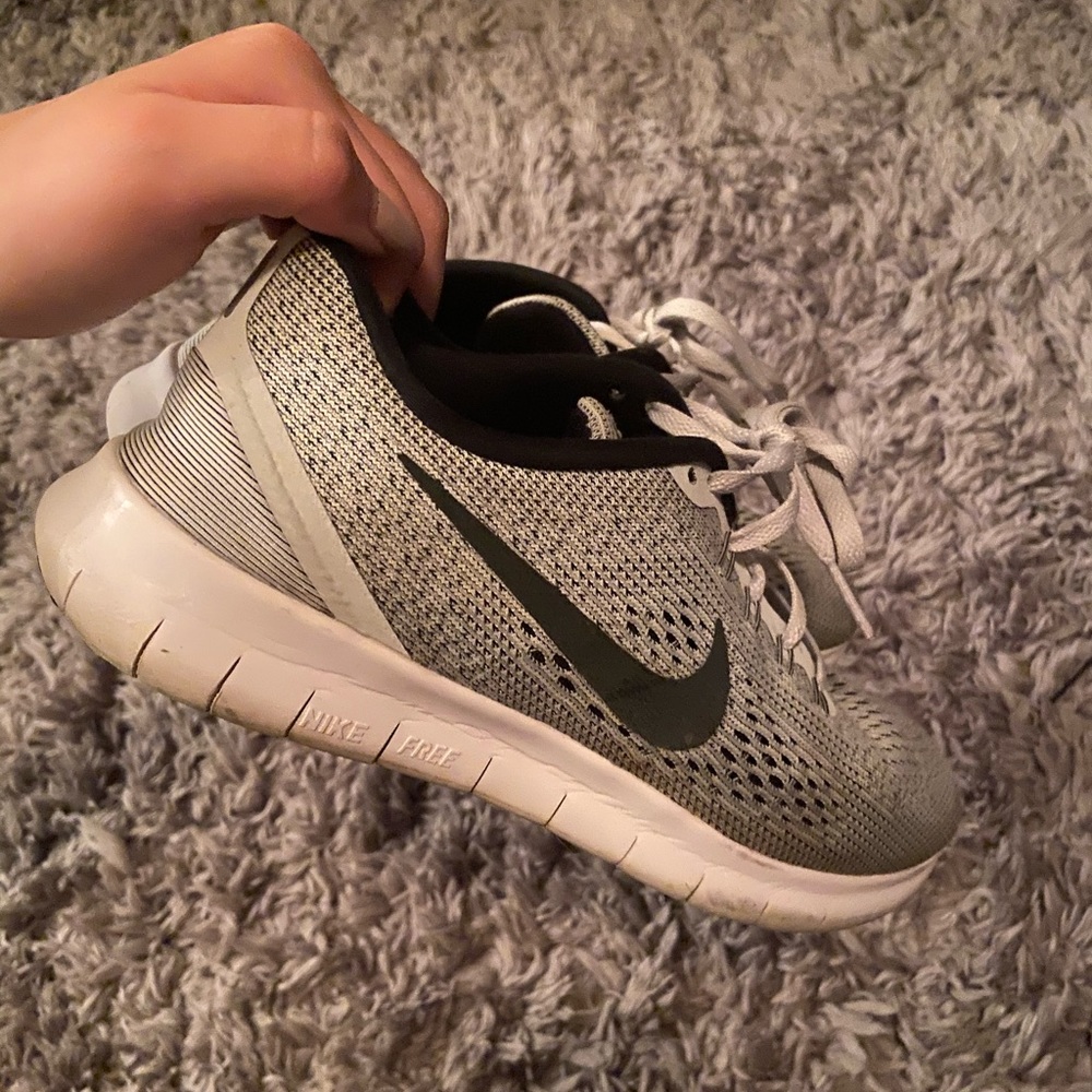 2018 Nike free runs grey size 8
